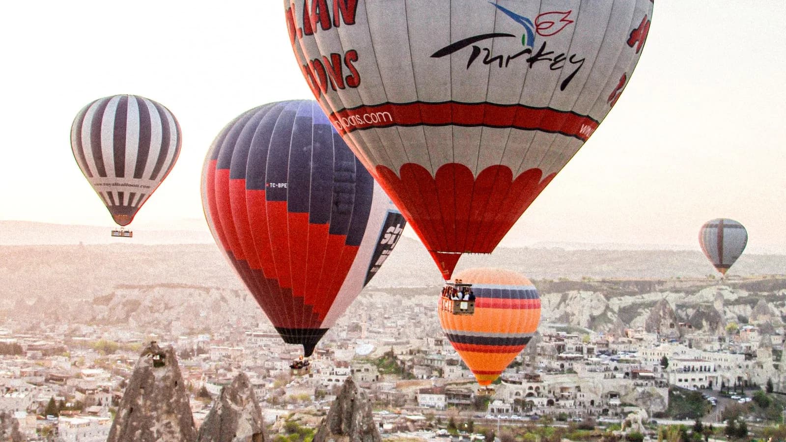 Kapadokya turu planlama rehberi için peri bacaları ve balonlar görseli