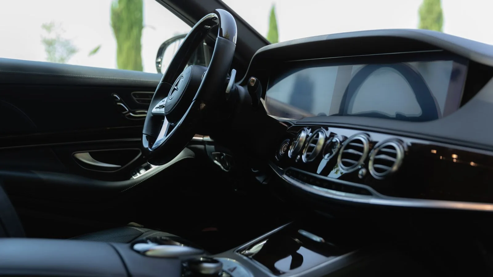 ŞAHEM TOURISM VIP transfer hizmetini temsil eden premium araç görseli