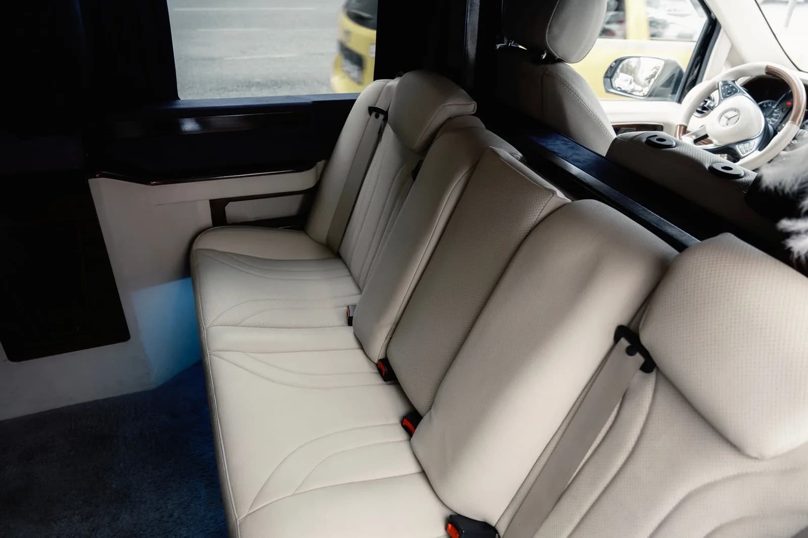 VIP araç seçenekleri ve konforlu ulaşım görseli