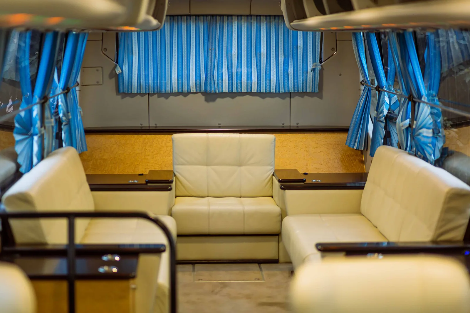 VIP Sprinter araç kategorisini temsil eden geniş iç hacim görseli